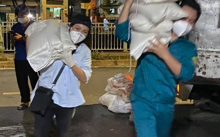 Sau đêm nhạc hát trước 10.000 F0, Phương Thanh lăn xả vác hàng trăm kg gạo cứu trợ người dân Sài Gòn Ảnh 2