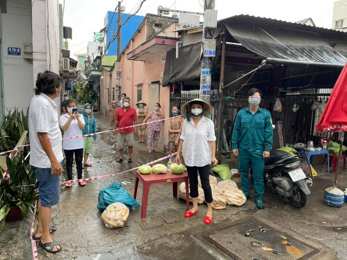 Sau đêm nhạc hát trước 10.000 F0, Phương Thanh lăn xả vác hàng trăm kg gạo cứu trợ người dân Sài Gòn Ảnh 1