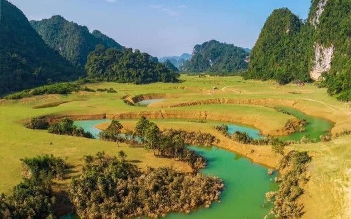 Gần Hà Nội có một thảo nguyên đổi cảnh theo mùa, xách ba lô đi ngay khi hết dịch Ảnh 2