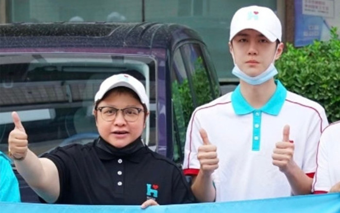 Quyên góp, ra tận nơi để cứu trợ nhưng Vương Nhất Bác vẫn bị chỉ trích là làm màu, giả tạo Ảnh 2