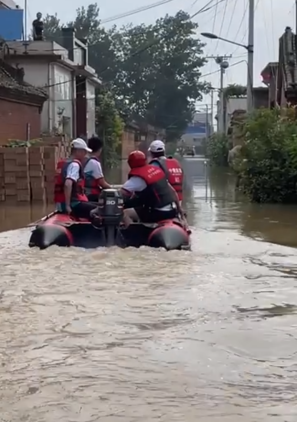 Quyên góp, ra tận nơi để cứu trợ nhưng Vương Nhất Bác vẫn bị chỉ trích là làm màu, giả tạo Ảnh 9
