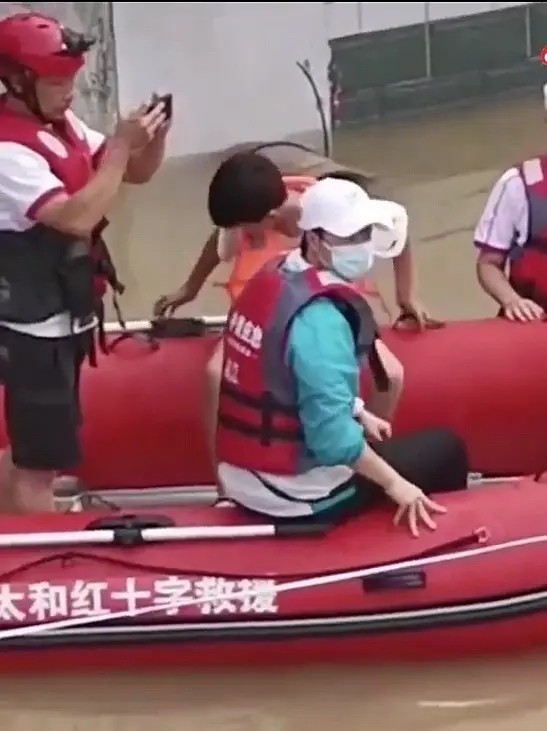 Quyên góp, ra tận nơi để cứu trợ nhưng Vương Nhất Bác vẫn bị chỉ trích là làm màu, giả tạo Ảnh 11