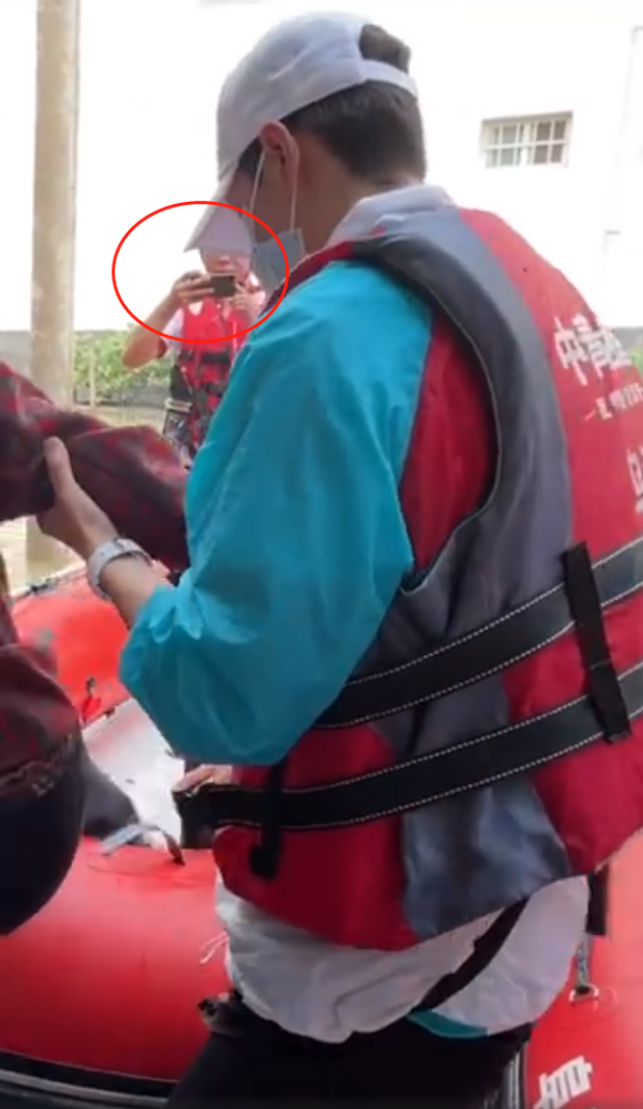 Quyên góp, ra tận nơi để cứu trợ nhưng Vương Nhất Bác vẫn bị chỉ trích là làm màu, giả tạo Ảnh 8