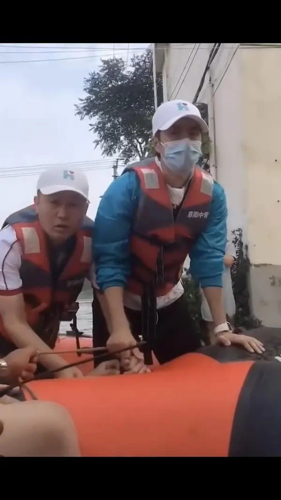 Quyên góp, ra tận nơi để cứu trợ nhưng Vương Nhất Bác vẫn bị chỉ trích là làm màu, giả tạo Ảnh 6