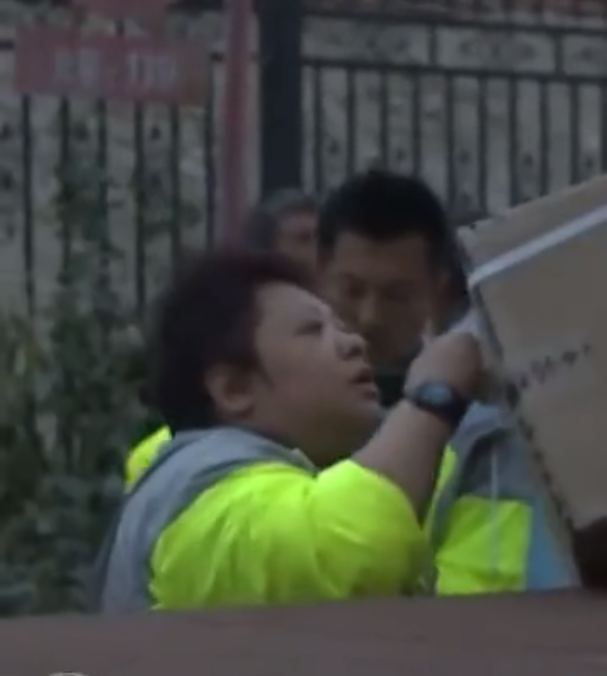 Quyên góp, ra tận nơi để cứu trợ nhưng Vương Nhất Bác vẫn bị chỉ trích là làm màu, giả tạo Ảnh 12