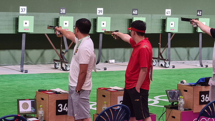 Hoàng Xuân Vinh (áo trắng) trở thành nhà cựu vô địch Olympic.