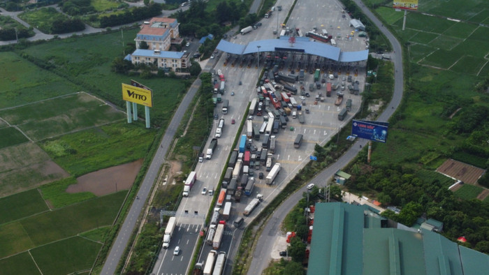 Trong ngày đầu thực hiện giãn cách xã hội, hàng loạt phương tiện phải quay đầu không được vào Thủ đô.