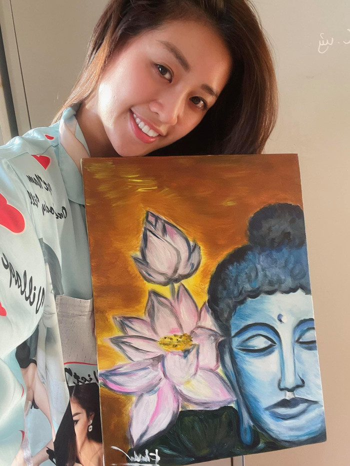 Hoa hậu Khánh Vân trổ tài cắt tóc cho bố trong mùa dịch: Xứng danh nàng hậu nhiều tài lẻ trong showbiz Ảnh 9