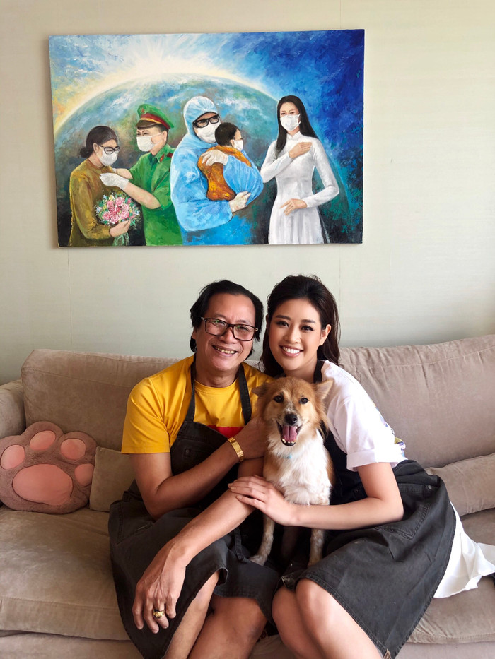 Hoa hậu Khánh Vân trổ tài cắt tóc cho bố trong mùa dịch: Xứng danh nàng hậu nhiều tài lẻ trong showbiz Ảnh 8