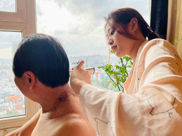 Hoa hậu Khánh Vân trổ tài cắt tóc cho bố trong mùa dịch: Xứng danh nàng hậu nhiều tài lẻ trong showbiz Ảnh 5