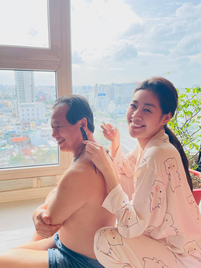 Hoa hậu Khánh Vân trổ tài cắt tóc cho bố trong mùa dịch: Xứng danh nàng hậu nhiều tài lẻ trong showbiz Ảnh 3