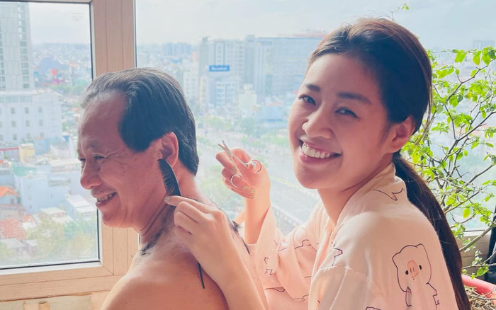 Hoa hậu Khánh Vân trổ tài cắt tóc cho bố trong mùa dịch: Xứng danh nàng hậu nhiều tài lẻ trong showbiz Ảnh 2