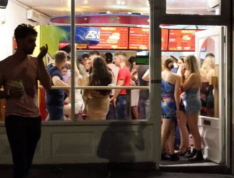 Rất nhiều bạn trẻ đứng chờ trước cửa quán bar, hộp đêm để dự tiệc.