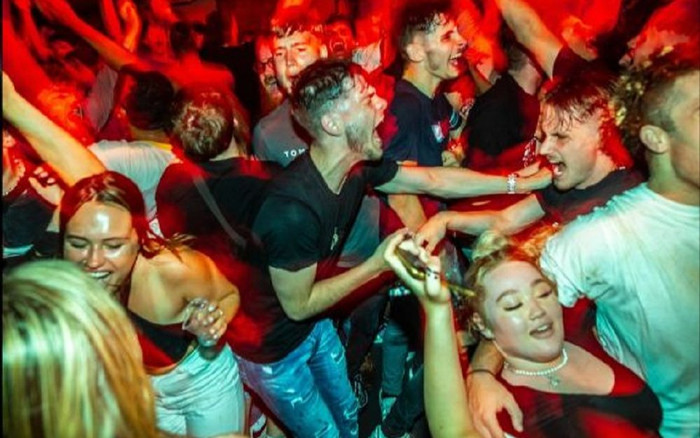 Nhiễm Covid-19 sau khi hôn 7 người đàn ông trong hộp đêm, tuyên bố của nam thanh niên còn choáng hơn Ảnh 2