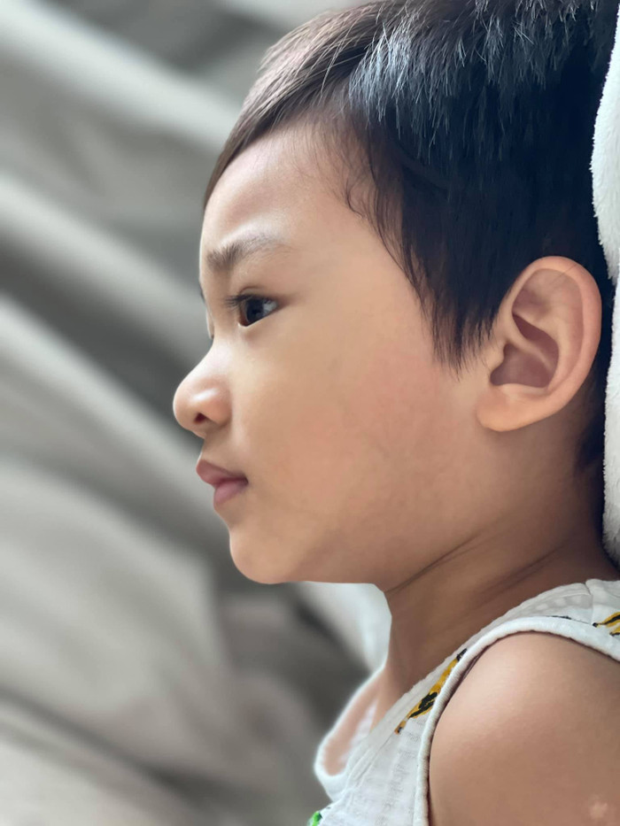 Hiếm hoi lắm mới thấy bà xã Lương Thế Thành khoe ảnh cận mặt cậu con trai