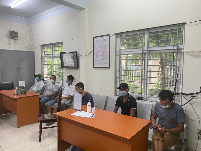 Những người bị xử phạt tại cơ quan công an. (Ảnh: Công an huyện Đông Anh).