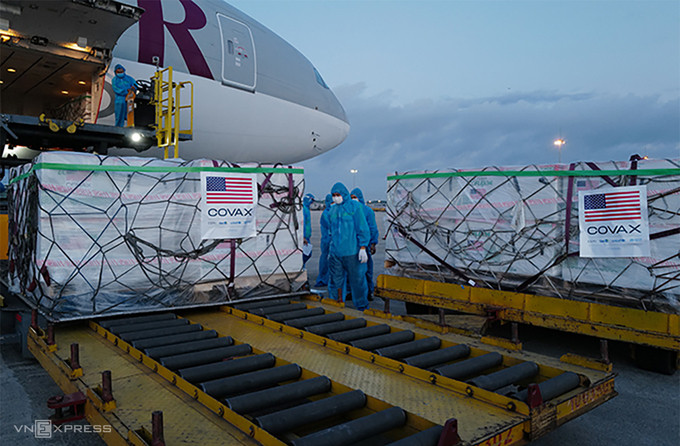 Máy bay chở hơn hai triệu liều vaccnine Moderna do Mỹ hỗ trợ Việt Nam hạ cánh xuống sân bay Nội Bài, Hà Nội ngày 10/7. Ảnh: Ngọc Thành.
