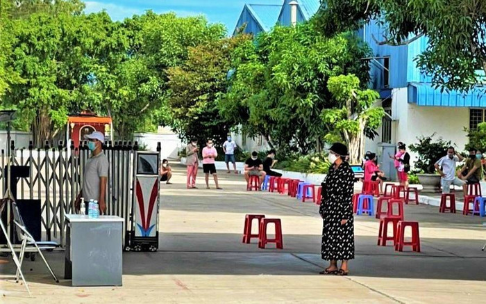 Một bảo vệ dương tính với COVID-19, Quảng Nam xuyên đêm lấy mẫu xét nghiệm cho 2.000 người Ảnh 2