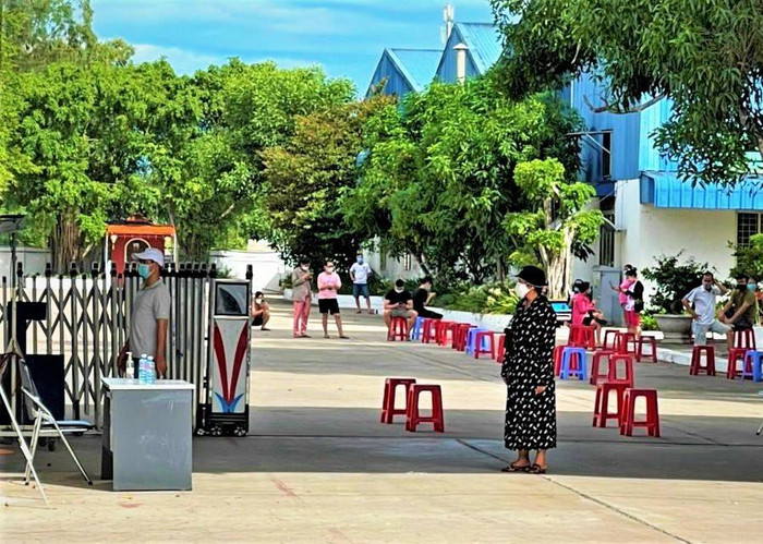 Công nhân Công ty CP Công nghiệp hỗ trợ miền Trung chờ lấy mẫu xét nghiệm. Ảnh: C.X/Thanh Niên