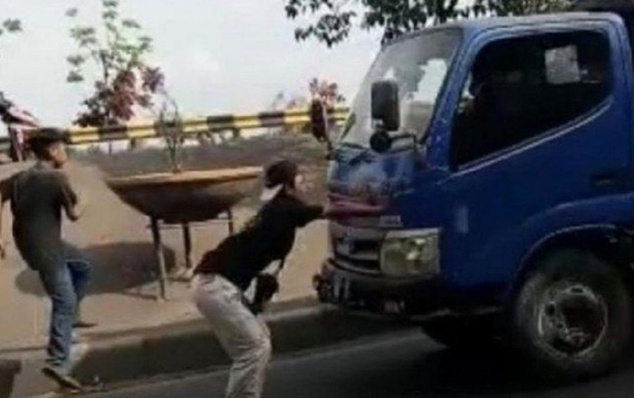 Thực hiện thử thách lao ra trước đầu xe tải, nam thanh niên phải trả giá bằng cả mạng sống Ảnh 2