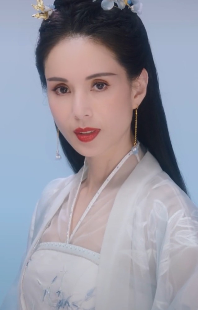 Tạo hình cổ trang gây sốt của người đẹp.