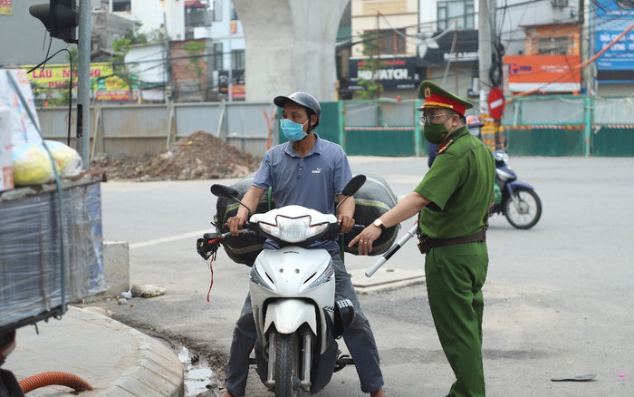 Hà Nội: Xử phạt nhiều shipper chở hàng không thiết yếu trong thời gian giãn cách xã hội Ảnh 2