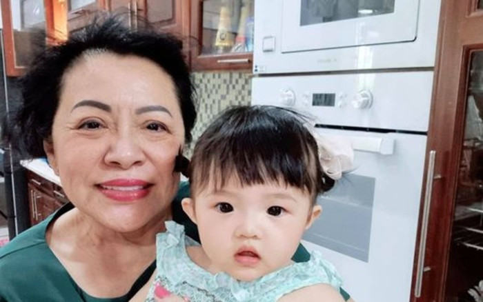 Đông Nhi khoe ảnh Winnie bên bà nội, than thở mình chỉ là 'bình mực' của gia đình Ảnh 2