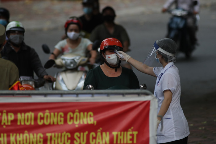 Phía bên kia cầu Long Biên (phía bên quận Long Biên), chốt kiểm tra y tế được cơ quan chức năng lập để kiểm tra 100% người và phương tiện qua lại.