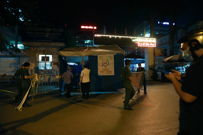 Việc lập chốt phong toả được thực hiện trong đêm.
