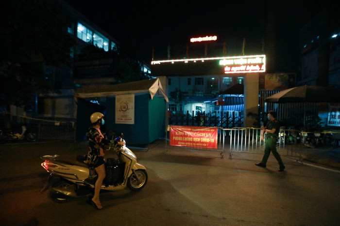 Lực lượng chức năng lập chốt phong toả Bệnh viện Phổi Hà Nội trong đêm.