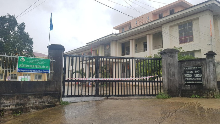 Gia Lai phong tỏa trụ sở UBND phường Tây Sơn. Ảnh: Vĩnh Yên/Tiền Phong