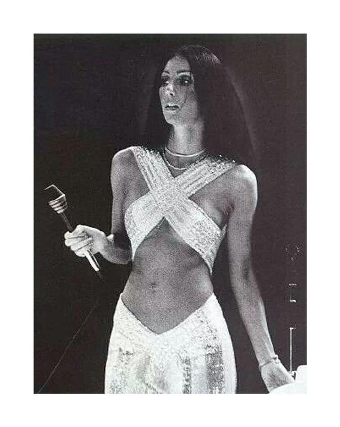 Kiểu váy áo yếm croptop mix cùng chân váy khoe thân triệt để của danh ca người Mỹ sau này được rất nhiều sao Âu-Á đều chọn mặc bắt chước theo