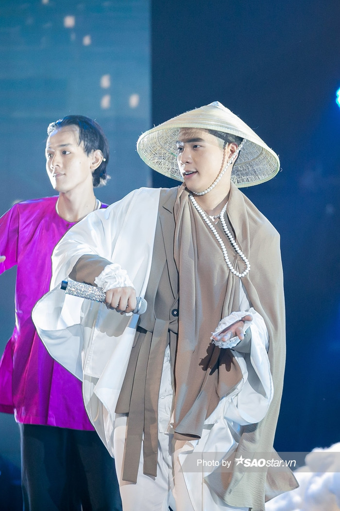 Cũng trong tập vừa lên sóng, Quân AP có màn hóa thân thành ông bụt điển trai, hiền lành.