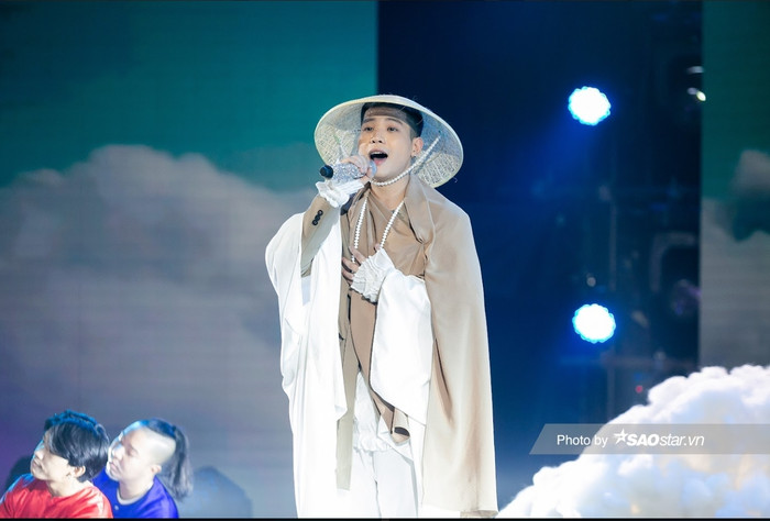 Nón lá cùng dây chuỗi được sử dụng, nhằm tạo nên tổng thể hoàn chỉnh.