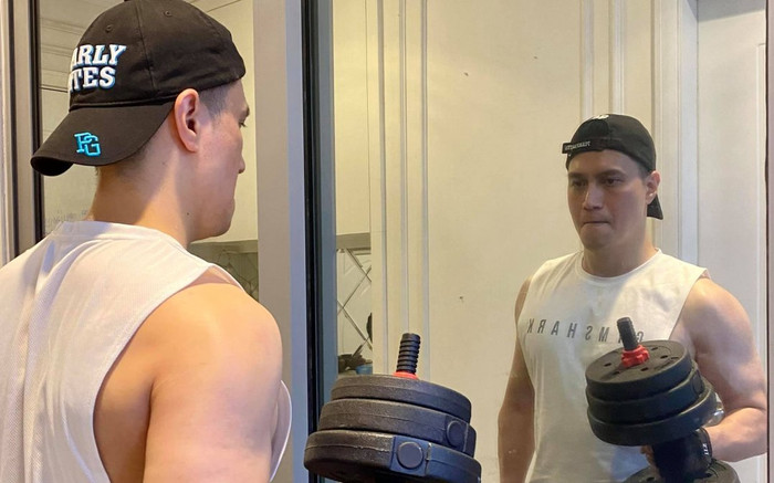 Ở nhà mùa dịch, Việt Anh khiến dân tình trầm trồ khi khoe bắp tay rắn chắc, body cuồn cuộn Ảnh 2