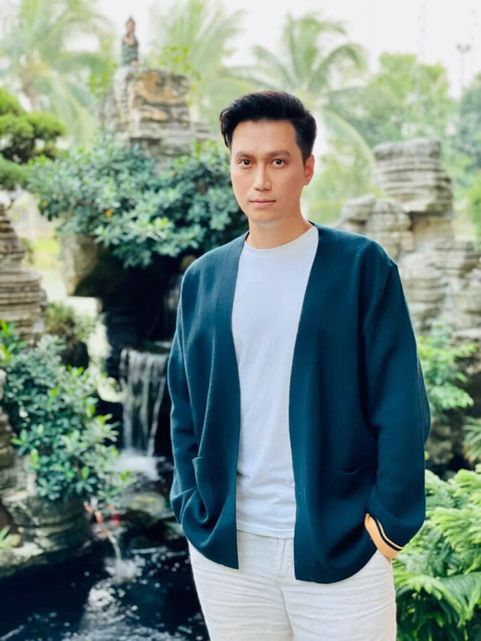 Phong độ ngoại hình của anh cũng lên xuống thất thường, khi thì ốm o khi thì tăng cân với bụng phệ.