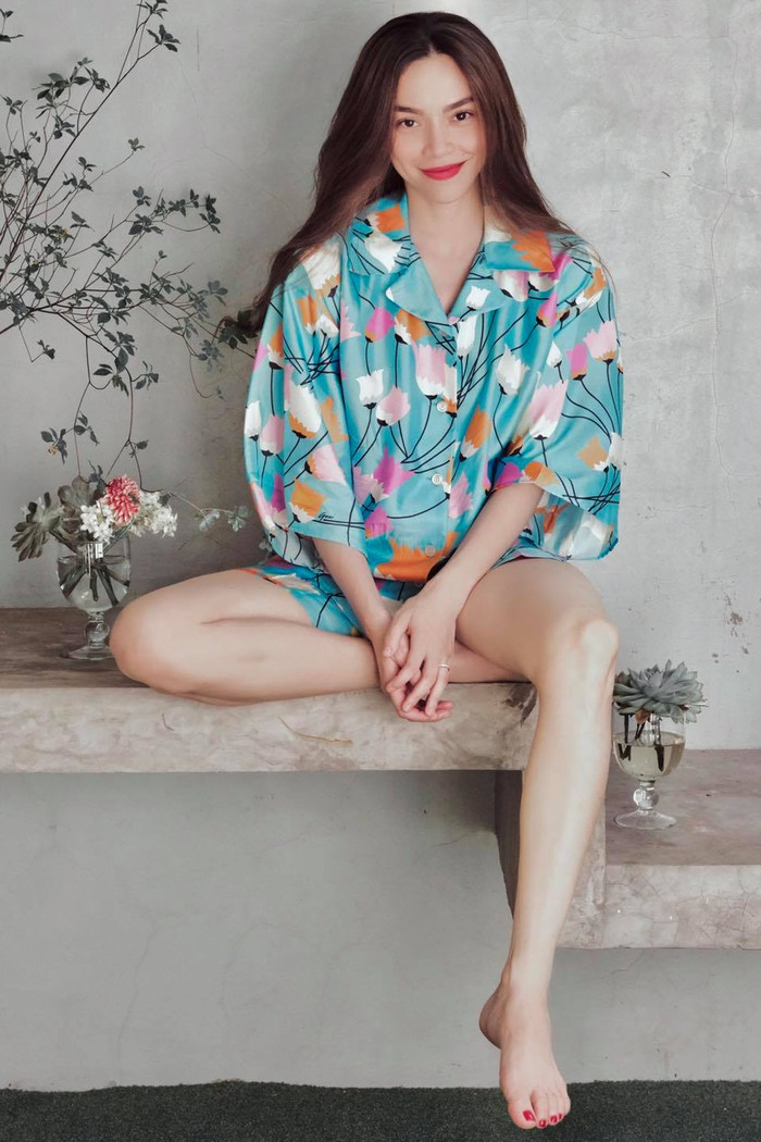 Pyjama mà Hà Hồ mặc có phần áo rộng đi kèm cùng quần ngắn, thay vì quần dài nóng nực thì nữ ca sĩ chọn quần 'kiệm vải' cho mát mẻ