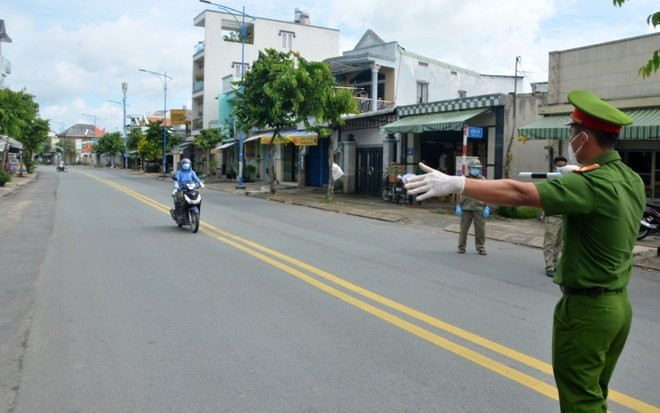 TP.HCM: Xét nghiệm nhanh 48 người đi đường, phát hiện 2 trường hợp dương tính với SARS-CoV-2 Ảnh 2