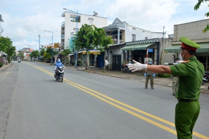 TP.HCM: Xét nghiệm nhanh 48 người đi đường, phát hiện 2 trường hợp dương tính với SARS-CoV-2 Ảnh 1