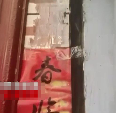 Người đàn ông dùng băng dính dán nhà.