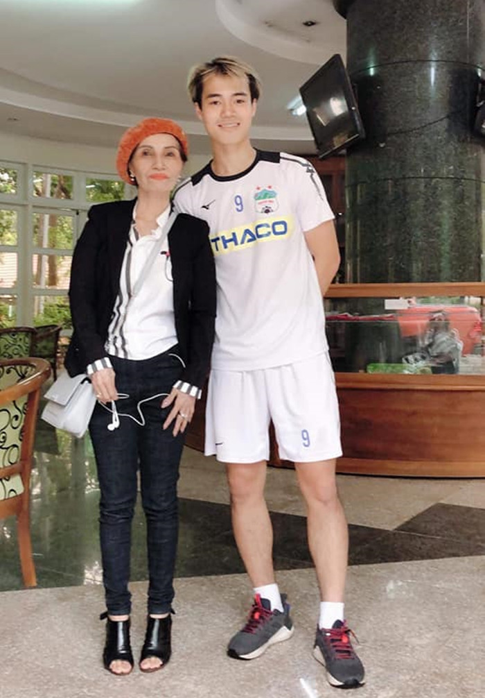 Cô Ngọc Hà (66 tuổi, TPHCM) trước lúc đi cách ly vì nghi bị nhiễm COVID-19 bày tỏ quyết tâm vượt qua bệnh tật, sớm trở lại cổ vũ cho CLB HAGL.