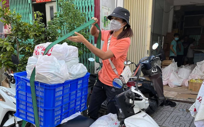 Hết đi từng nhà lấy mẫu xét nghiệm, H'Hen Niê chạy xe máy giao hàng cho người dân Ảnh 2