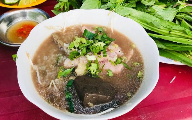 Món cháo 'nội tạng' ăn kèm bún lạ miệng, chỉ bán vài tiếng/ngày ở An Giang Ảnh 2
