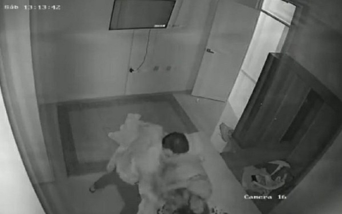 Thấy vợ cũ dẫn bạn trai về nhà ân ái, gã chồng nổi cơn điên dùng dao đâm vào người vợ nhiều nhát Ảnh 2