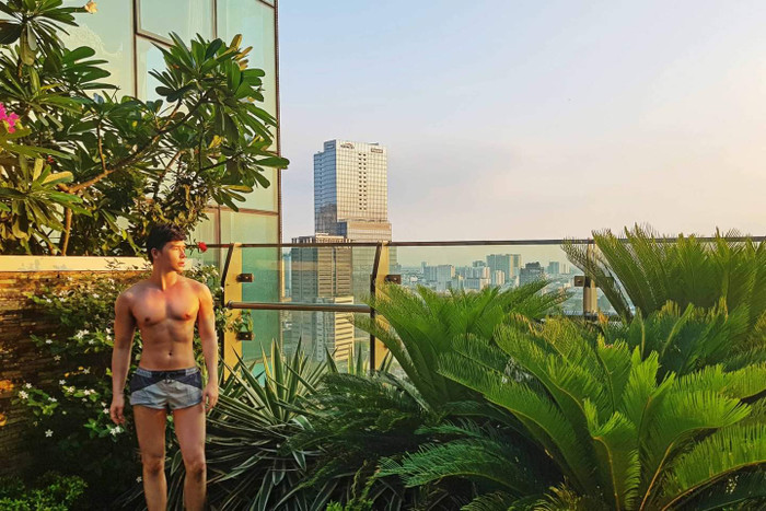 Ở nhà giãn cách mà cứ như đi nghỉ dưỡng thế này, có ai sướng hơn Nathan Lee không?