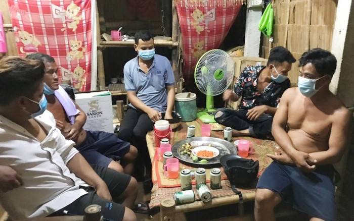 4 nam nữ tụ tập uống rượu bị phạt 68 triệu đồng Ảnh 2