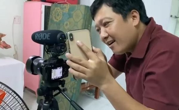 Ở góc nghiêng, có thể thấy gương mặt của nam danh hài trông phúng phính.