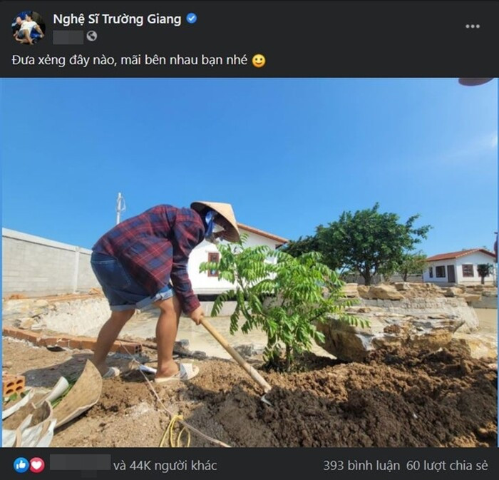 Trường Giang đang ở quê và phụ giúp công việc xây nhà của gia đình.