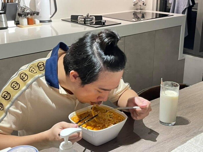 Trước đó Hari Won từng chia sẻ Trấn Thành suốt ngày ở nhà toàn nấu nhiều món ngon nên việc tăng cân là điều khó tránh khỏi.