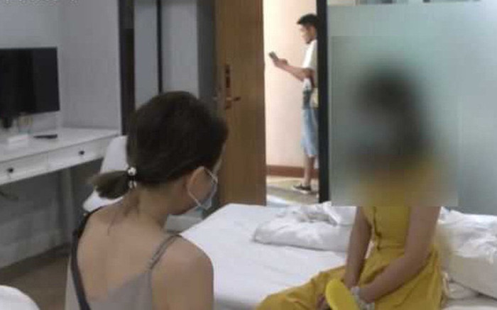 Ngủ khoả thân trong phòng khách sạn, hai cô gái sợ thót tim khi người đàn ông mở cửa vào phòng giữa đêm Ảnh 2